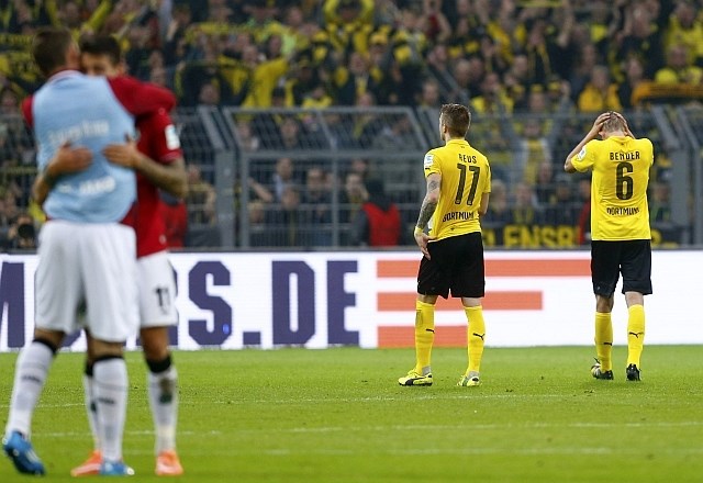 Borussia Dortmund je včeraj doživela nov poraz pred svojimi navijači, z 1:0 jo je ugnal Hannover. (Foto: Reuters) 