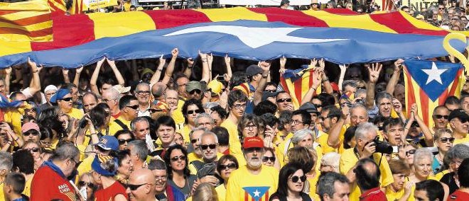 Ne navijači Barcelone, ampak demonstranti za katalonsko neodvisnost. Oziroma oboji. Reuters 