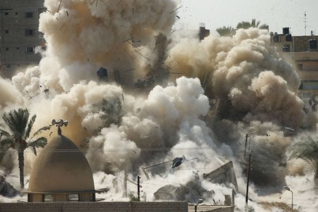 Egipt po krvavem napadu ob Gazi gradi tamponsko cono 