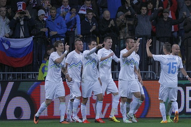 Slovenski nogometaši se na gostovanju v Londonu nadejajo vsaj točke. (foto: Luka Cjuha) 