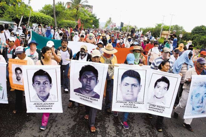 Protestniki v Mehiki tudi z zaporami cest do letališč nadaljujejo proteste in zahtevajo, naj vlada najde pogrešane študente....