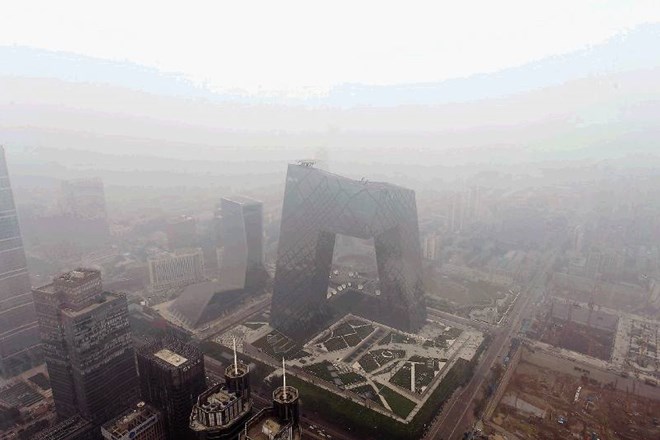Želja, da vsakdan kitajske prestolnice ne bi bil tako siv kot na fotografiji, bo kljub dogovoru težko uresničljiva. AP 