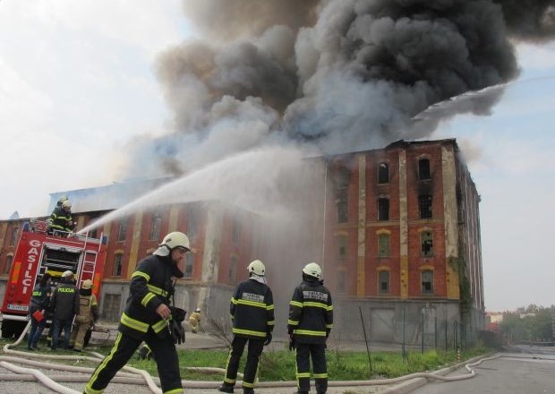 Celjska občina mora odstraniti v požaru poškodovani Rakušev mlin 