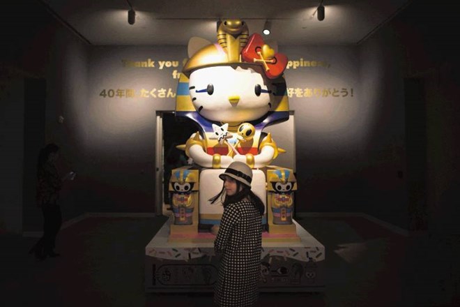 Hello Kitty so se ob jubileju  v Los Angelesu poklonili tudi z retrospektivno razstavo, na kateri je med drugim prikazana kot...