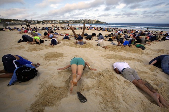 Odnos vlade do okolja: Avstralci simbolno zarili glave v pesek