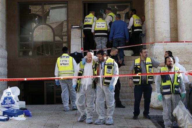 V napadu v sinagogi v Jeruzalemu več mrtvih 