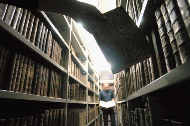 Mreža knjižnic, z muko zgrajena v zadnjih trinajstih letih, se lahko sesuje, opozarjajo knjižničarji. Jaka Adamič 