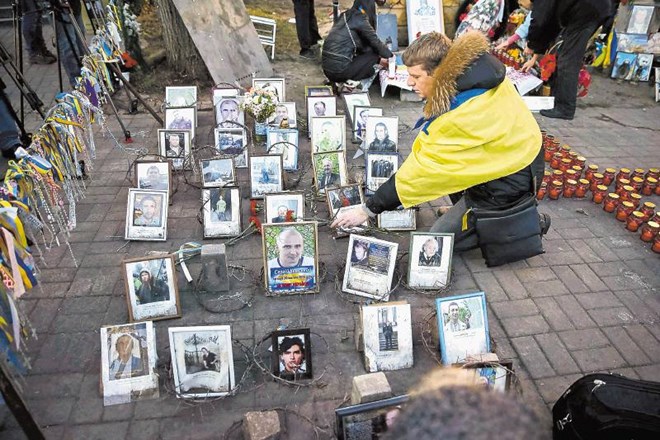 Prebivalci Kijeva so se na trgu Majdan poklonili spominu na tam ubite protestnike, ki so za Ukrajince  junaki. Reuters 