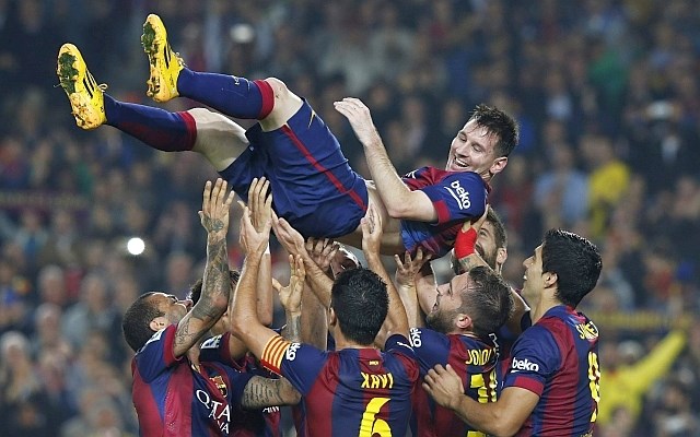 Soigralci so navdušeno sprejeli Messijev rekord. (Foto: Reuters) 
