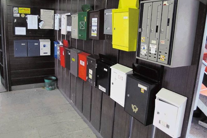 Poštni nabiralniki v stavbi na Kosovelovi ulici 16 v Celju, kjer je v zadnjih letih končalo na desetine podjetij, ki so bila...