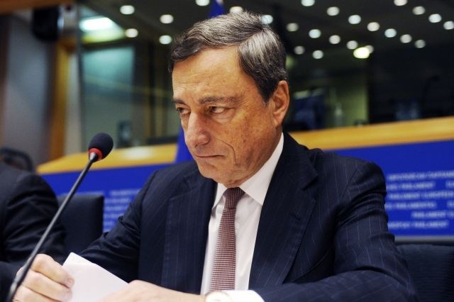 Draghi države z evrom poziva k prilagoditvam plač 