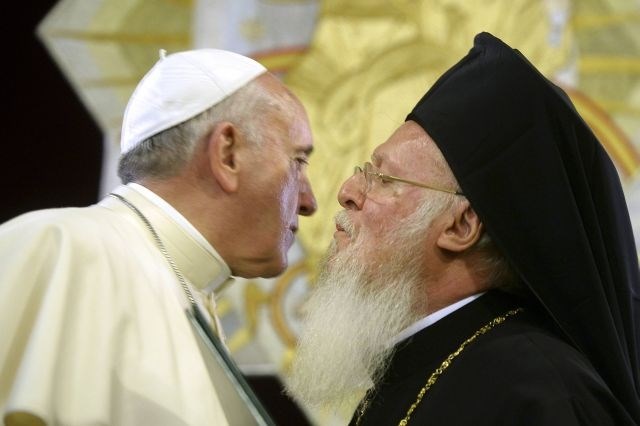Papež se je v okviru obiska, ki je imel močno simbolno noto, srečal tudi s pravoslavnim patriarhom Bartolomejem. (Foto:...
