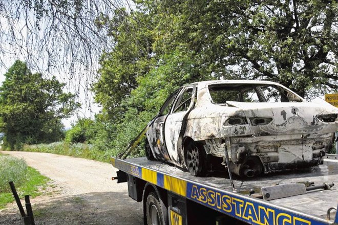 Storilci so zažgali alfo romeo, v kateri so prevažali žrtev, da bi za seboj prikrili sledi. Policisti so vozilo našli...