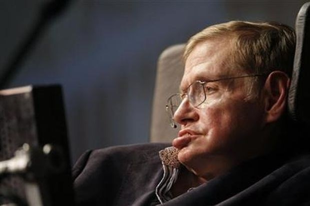 Stephen Hawking bi se rad spopadel z Jamesom Bondom