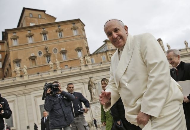 Papež Frančišek se je odločil za zamenjavo poveljnika švicarske garde. (Foto: AP) 
