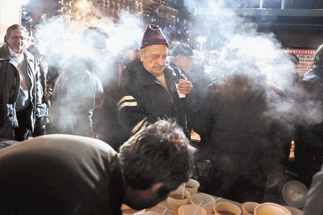 Na tisoče grških upokojencev pred stradanjem rešujejo zgolj javne kuhinje. Reuters 