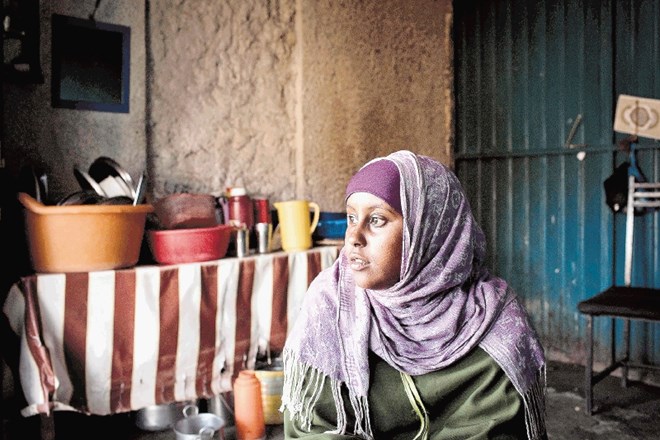 Somalijska begunka (na fotografiji januarja letos v Adis Abebi v Etiopiji) čaka na rešitev. Matej Povše 