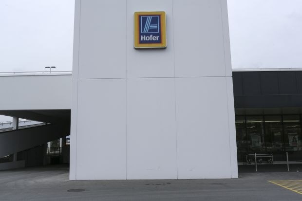Hofer umaknil iz prodaje parno likalno postajo znamke Studio 