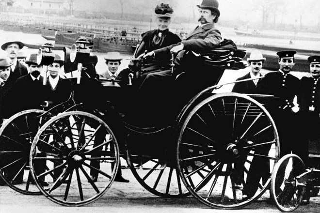 Carl Benz in njegova žena Bertha na fotografiji iz leta 1894 na avtomobilu benz victoria Daimler media 