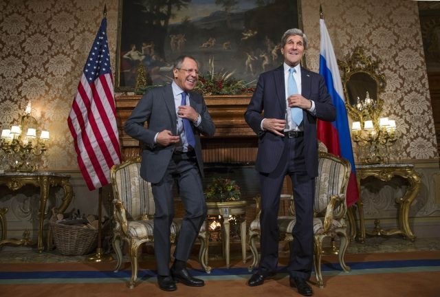 Sergej Lavrov (na sliki levo) in John Kerry. (Foto: AP) 