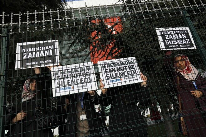 Pred sedežem časopisa Zaman v Carigradu so potekali protesti zaradi aretacije novinarjev. Reuters 