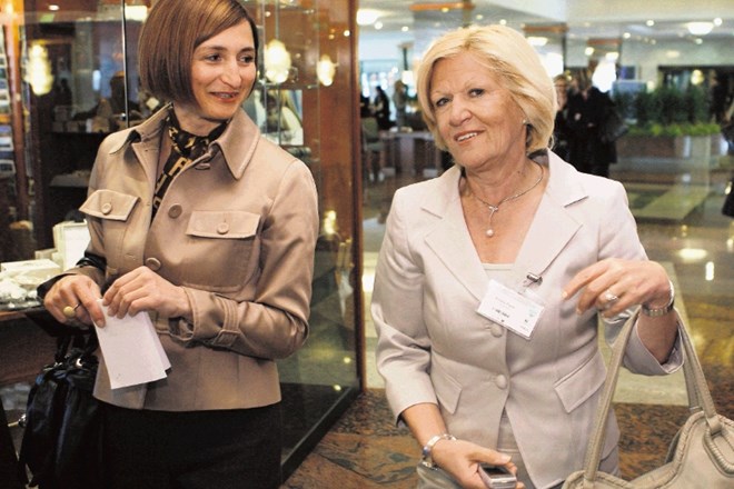 Nekdanja predsednica uprave Probanke Romana Pajenk (desno) in članica uprave Milana Lah Jaka Adamič 