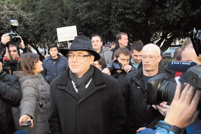 Mariborski župan Andrej Fištravec se je včeraj sprehodil mimo protestnikov, ki so se  zbrali na trgu nasproti občine. Hrbet...