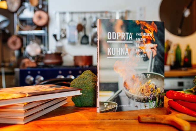 Kulinarični fenomen s Pogačarjevega trga zdaj tudi v knjigi Odprta kuhna  