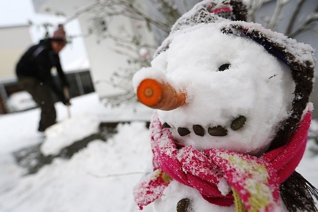 V francoskih Alpah zaradi snega obtičalo 15.000 voznikov; težave drugje po Evropi 