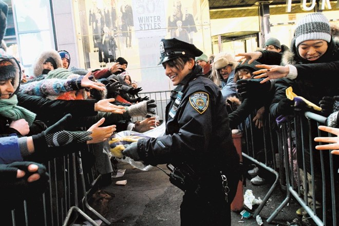 Newyorški policisti so jezni na župana, a niso sprti s prebivalci in so tistim, ki so novo leto pričakali v središču mesta,...