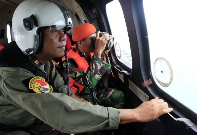 Indonezijske iskalne ekipe danes nadaljujejo iskanje črnih skrinjic in razbitin letala AirAsia. (Foto: Reuters) 