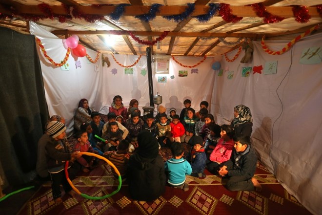 Sirski begunski otroci obiskujejo šolo v šotorišču na sirsko-libanonski meji. AP 