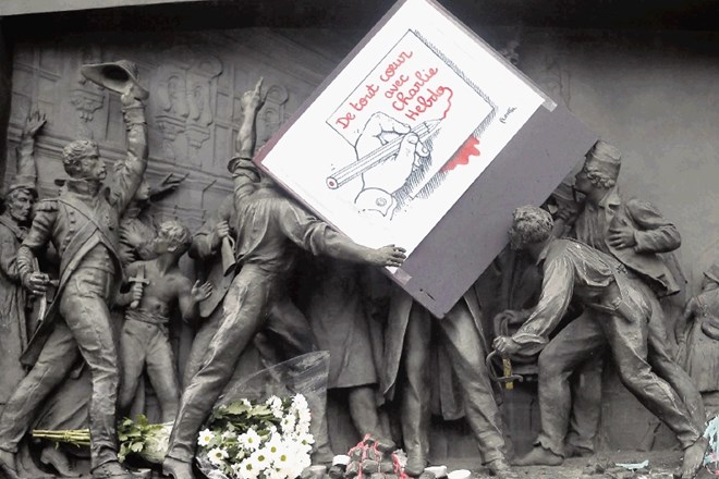 Na spomenik, ki stoji na Trgu republike v Parizu, so namestili plakat, ki ga je narisal sloviti karikaturist Plantu. Z njim...
