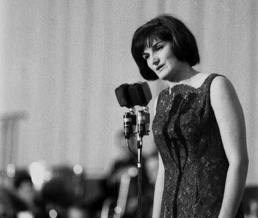 Elda Viler na Slovenski popevki 1964, ko je s svojim nastopom postala gotovo največje odkritje festivala tistega leta. Edi...