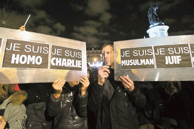 V Parizu so protestniki z napisi (od leve proti desni) »Jaz sem gej«, »Jaz sem Charlie«, »Jaz sem musliman«, »Jaz sem jud«...