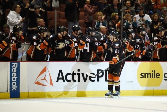 Anaheim Ducks so po izvajanju kazenskih strelov premagali Winnipeg Jets in z novima točkama na prvem mestu v ligi ujeli ekipo...