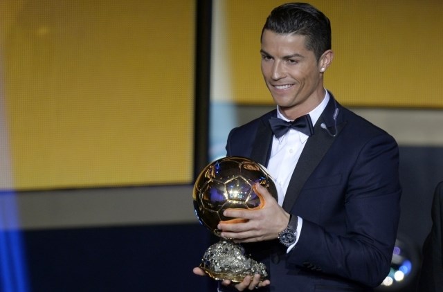 Zlata žoga je sinoči tretjič romala v roke Cristiana Ronalda. (Foto: AP) 