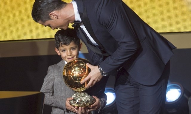 Cristiano Ronaldo mlajši je bil v ponedeljek v druži najboljših nogometašev na svetu. (Foto: AP) 