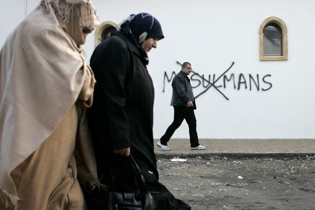 Fotografija proti muslimanom naperjenega grafita v Franciji. (Foto: AP) 