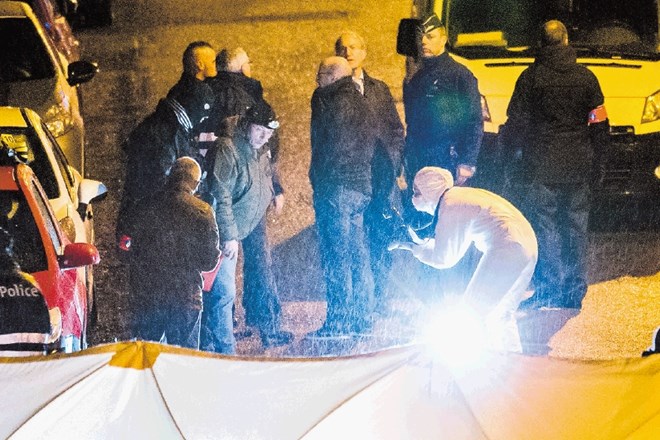 Policija preiskuje prizorišče obstreljevanja z domnevnimi teroristi v belgijskem Verviersu. AP 