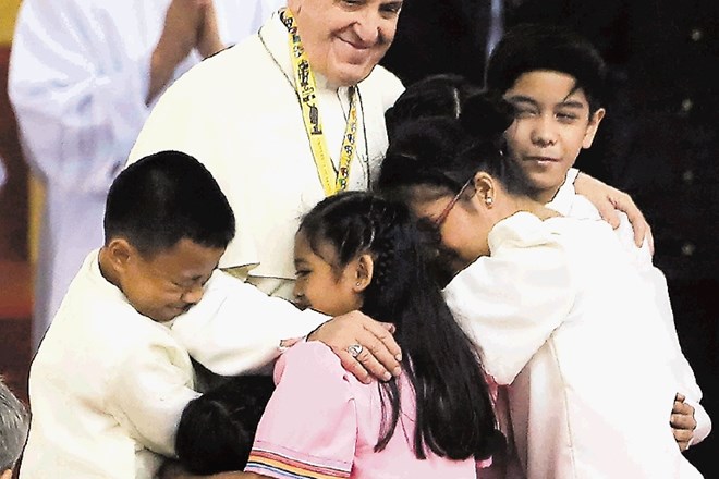 Papeža so  na Filipinih še posebno raznežili nekdanji otroci z ulice, pri čemer je dejal, da se bo svet moral naučiti jokati...