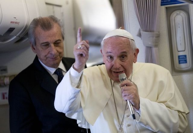 Papež Frančišek je imel govor kar na letalu. (Foto: AP) 