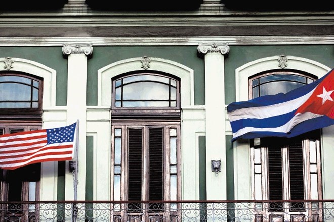 Redko viden prizor v Havani. Ameriška zastava na hotelu, v katerem prebiva ameriška delegacija. AP 