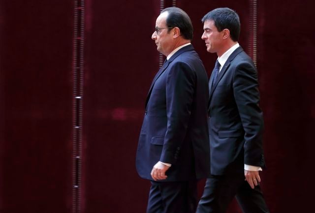 Francoski premier Manuel Valls (desno) s predsednikom Francoisom Hollandom. (Foto: AP) 