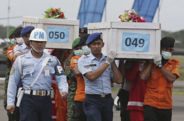 Potapljači našli trupla z letala AirAsia še pripeta na sedeže 