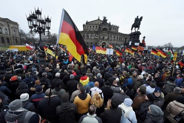 Na shodu gibanja Domoljubni Evropejci proti islamizaciji Zahoda v Dresdnu se je danes znova zbralo več tisoč ljudi. (Foto:...