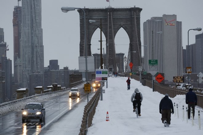 Ukrepi proti snežnemu neurju newyorškemu gospodarstvu povzročili za 200 milijonov dolarjev škode