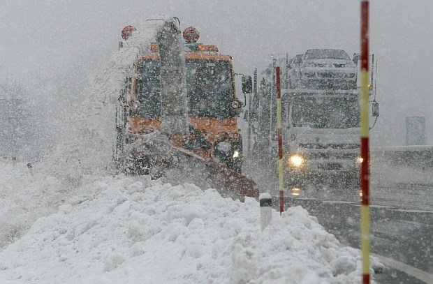 Dars: Težave, ker je največ snega zapadlo med prometno konico