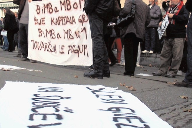 Odlomek iz filma Filmski obzornik 55 Nike Autor, ki prikazuje tudi splošne demonstracije v Mariboru leta 2012. 