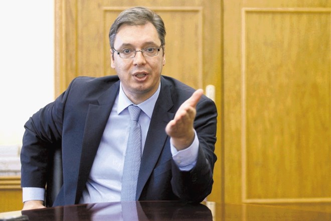Srbski premier Vučić bo s seboj pripeljal polovico vladnega kabineta. 